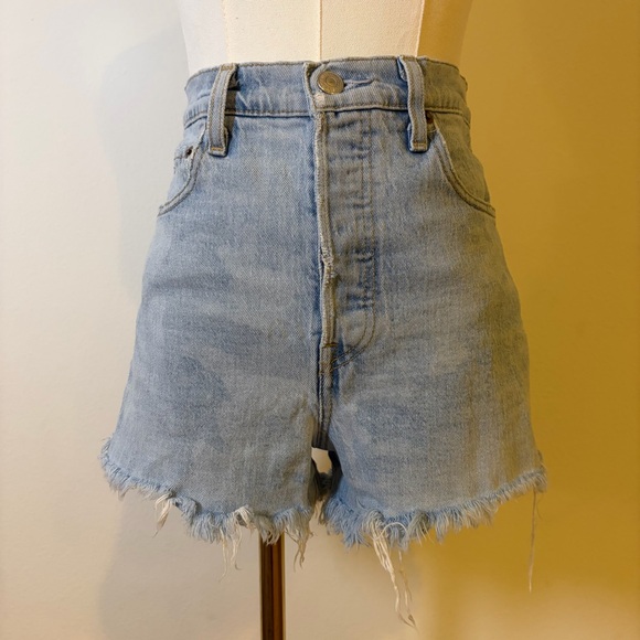 Women's Levi’s Light Blue Denim Shorts Sz 27 - Picture 2 of 7